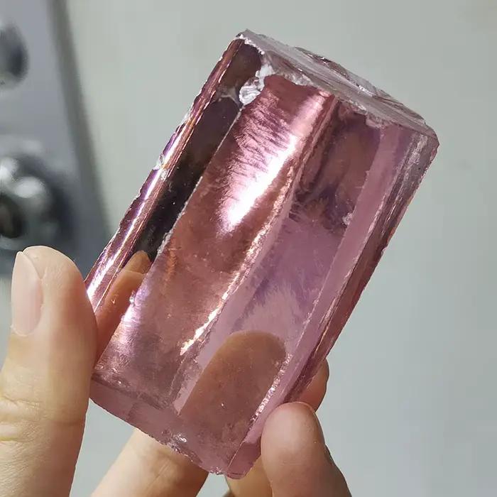 Matières premières synthétiques de Zircon cubique de couleur rose, pierre CZ brute non coupée pour l