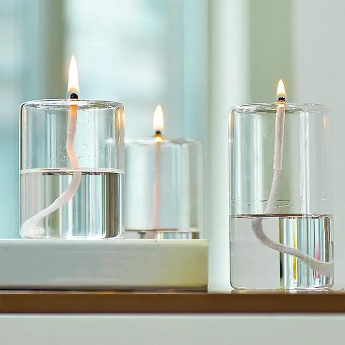 Bougie à huile en verre rechargeable dans un bougeoir
