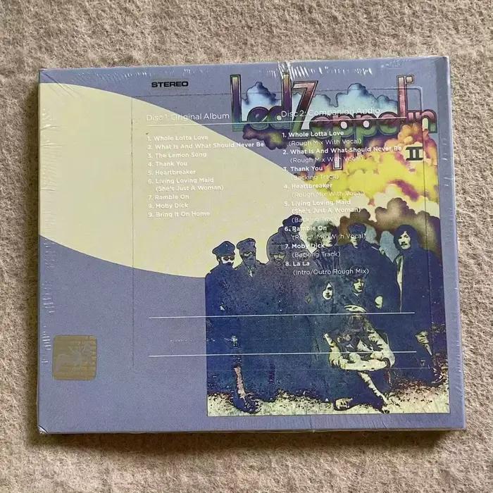 CD de rock Led Zeppelin II, comprenant des titres tels que Whole Lotta Love et Ramble on, reflétant la puissance brute du hard rock des années 70