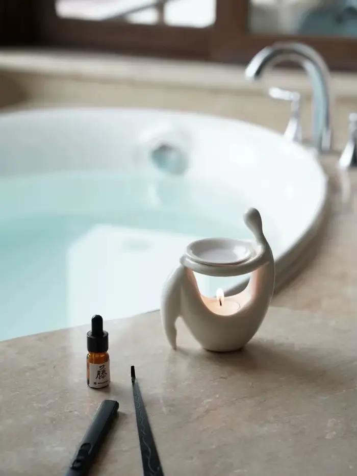 Brûleur d'huiles aromatiques en céramique en forme de corps humain