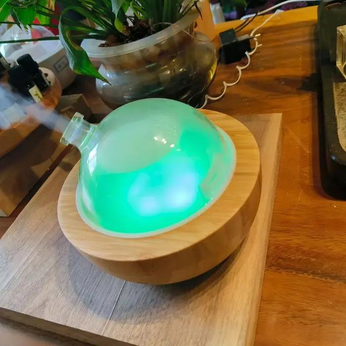 Diffuseur d'huiles essentielles en verre avec base en bois véritable