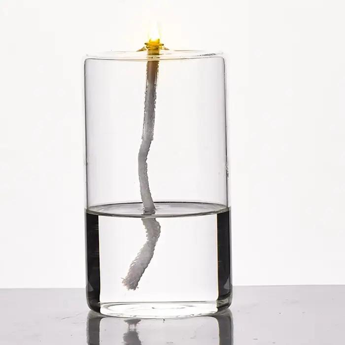 Bougie à huile en verre rechargeable dans un bougeoir