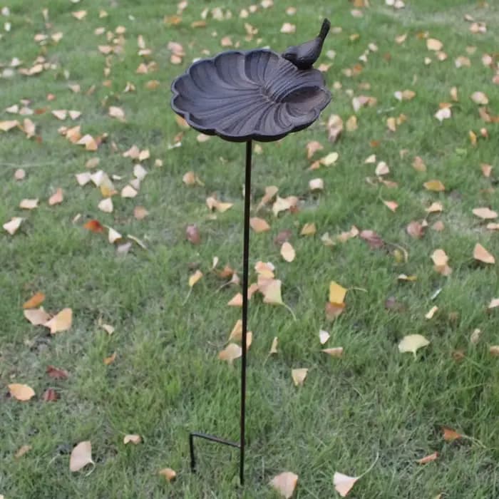 Mangeoire à oiseaux en fonte en forme de coquillage avec longue prise