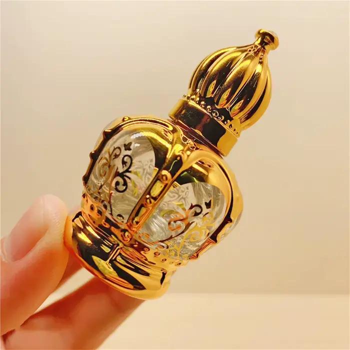 Bouteille d'huile essentielle dorée de luxe