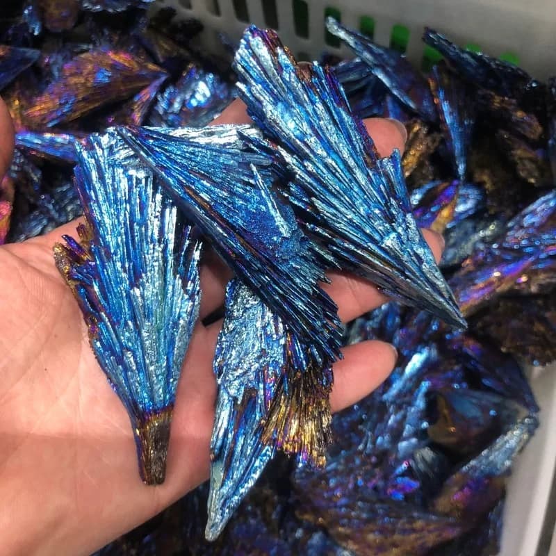 Décor de queue de cristal, tourmaline noire de charbon et de cristal, couleurs bleues naturelles et 