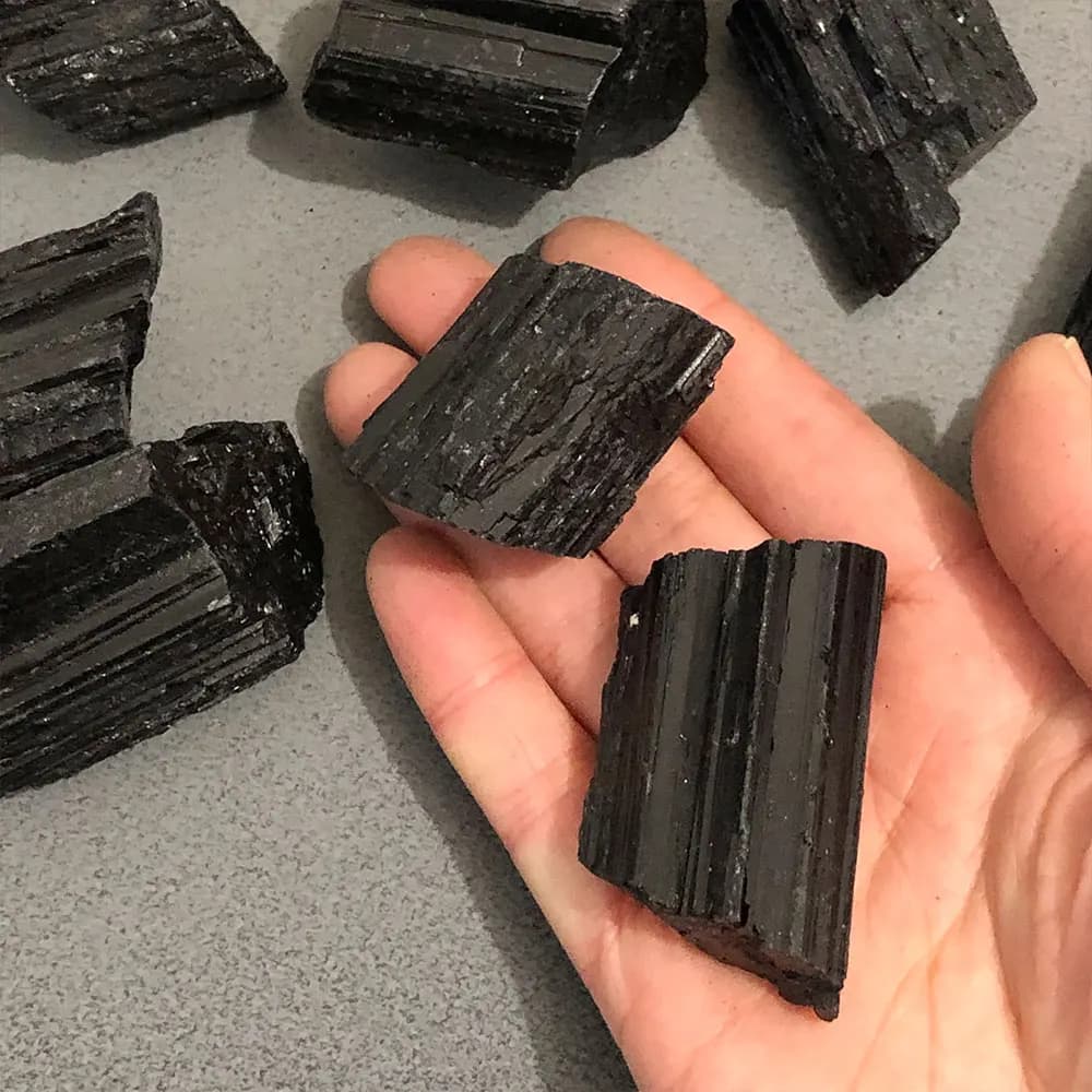 Pierres de tourmaline noire naturelle, minéraux bruts, cristaux de quartz irréguliers, spécimen de c