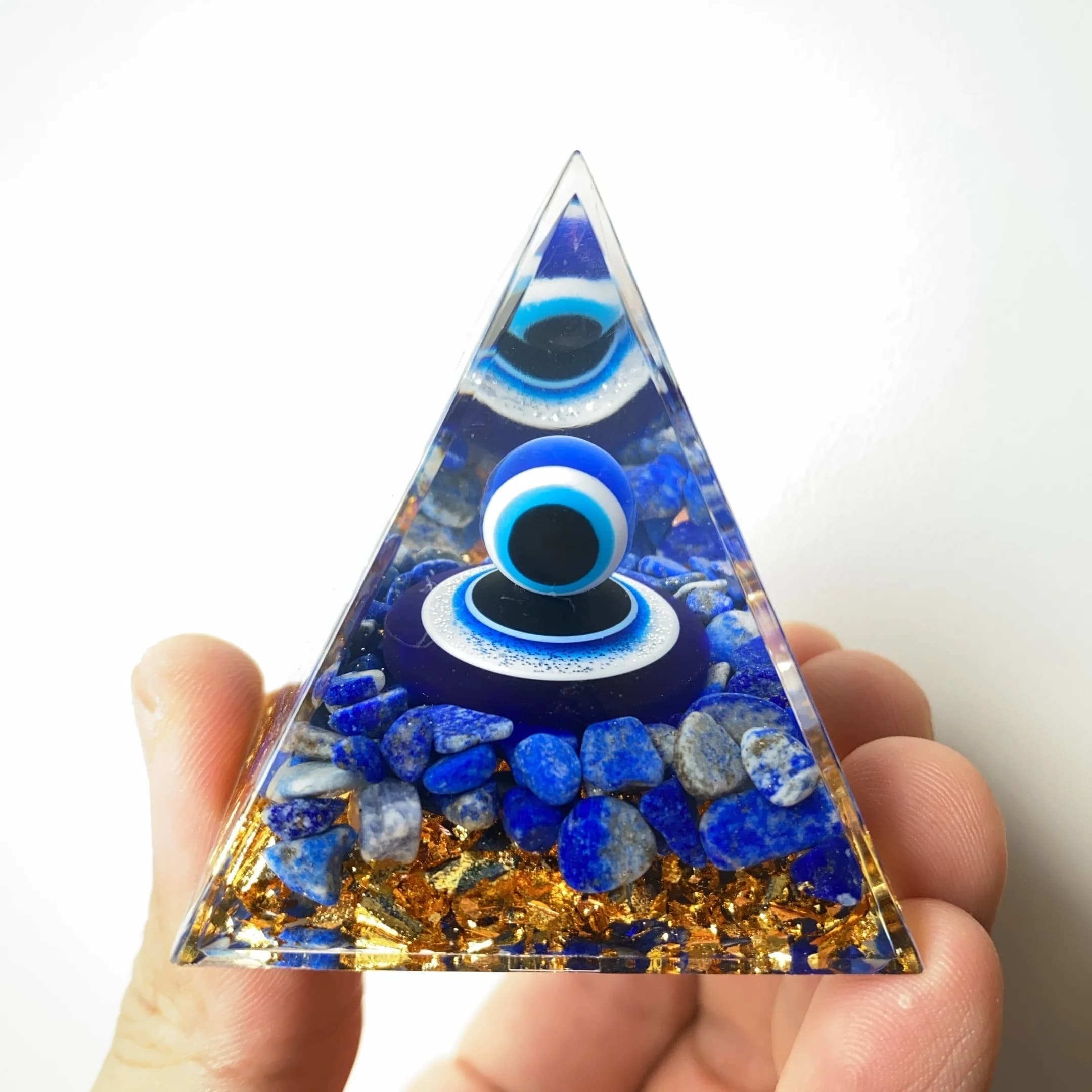 Figurine de pyramide mauvais œil avec puces de lapis-lazuli Pyramide d'orgen, pyramide d'oeil du dia
