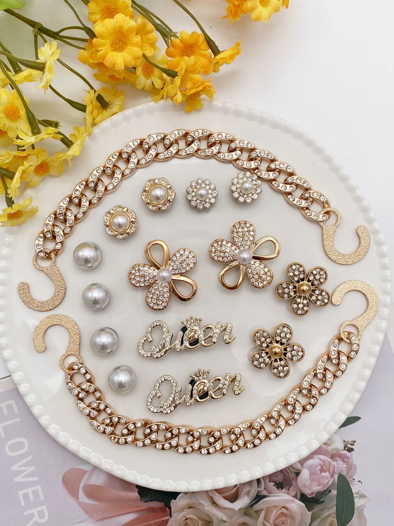 16 fleurs doubles dorées à la mode, reine, chaîne en strass, accessoire Crocs, fleur ABS, décoration