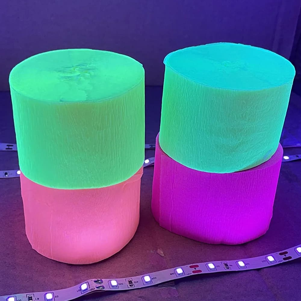 4 rouleaux de décorations de fête qui brillent dans la nuit, papier crêpe fluorescent, banderoles en