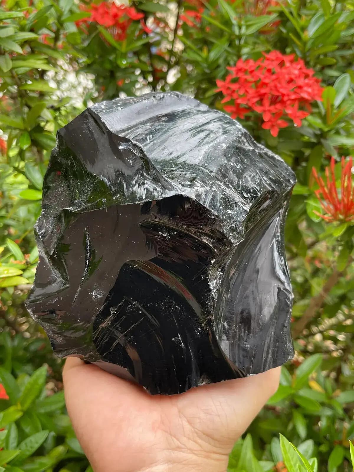 Grandes pierres rugueuses d'obsidienne noire, obsidienne noire brute, guérison naturelle