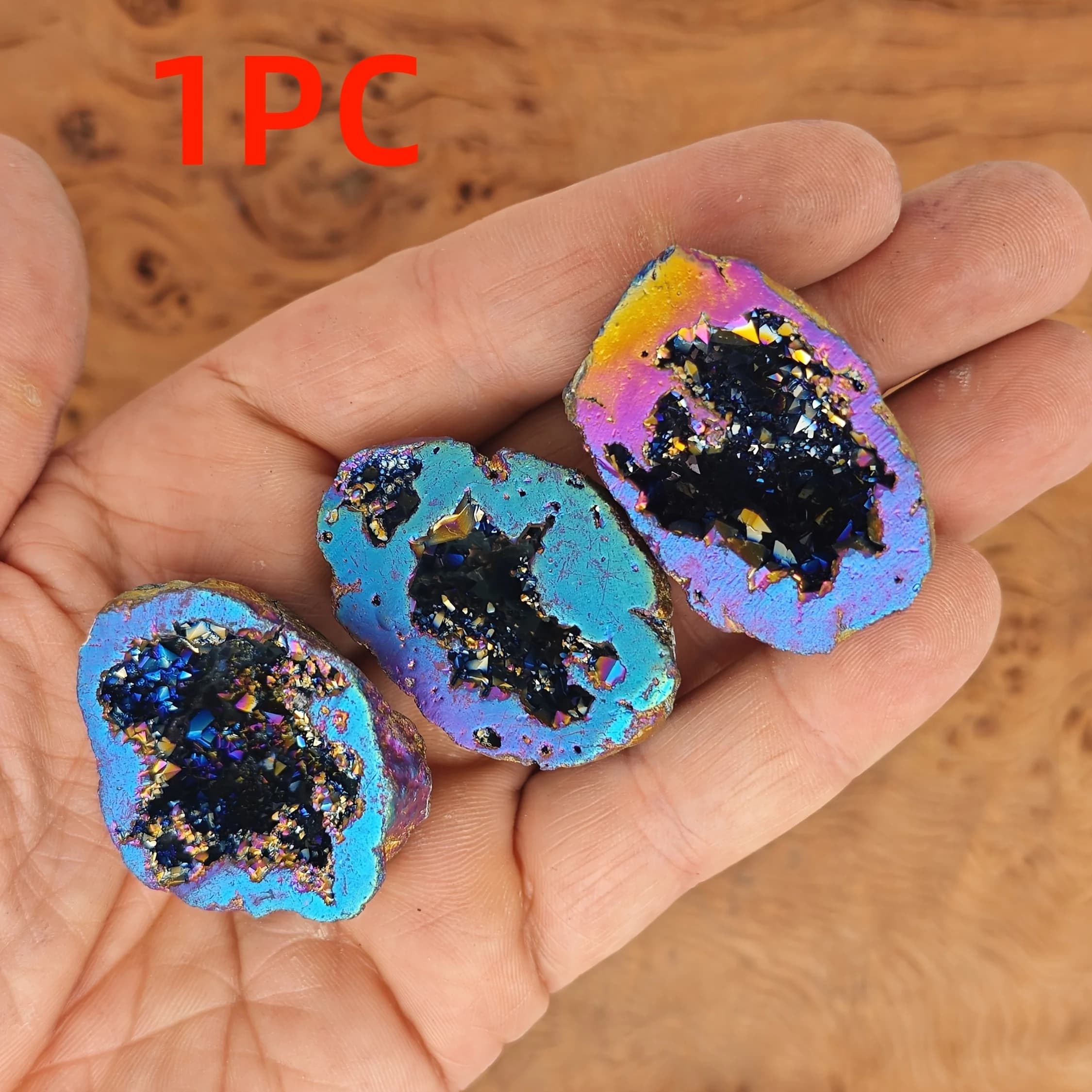 Géode de quartz arc-en-ciel - Un grappe de cristaux synthétiques galvanisés violet-bleu, chatoyant a