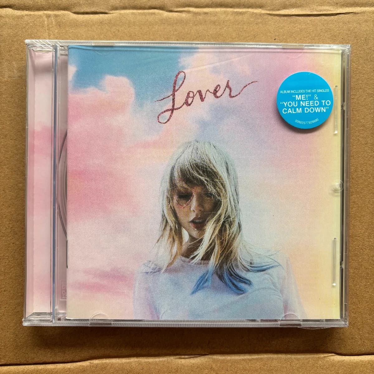 CD de musique pop pour les amoureux, album studio comprenant des singles à succès ME! Et il faut que