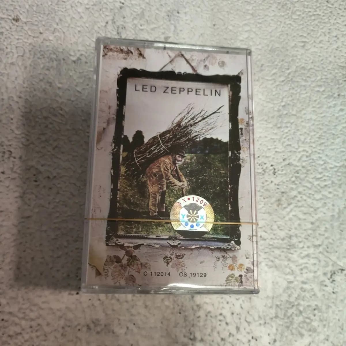 Cassettes rééditions sélectionnées de légendes du rock européennes et américaines, scellées avec liv