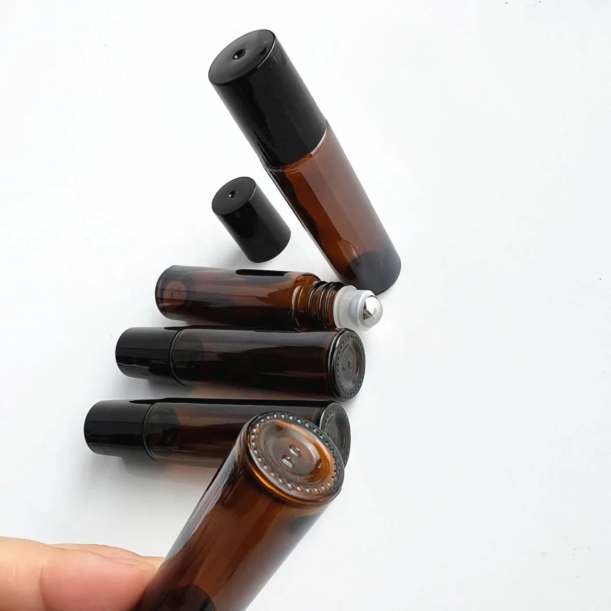 Lot de 5 flacons roll-on vides de 10 ml en verre ambré épais avec bille roulante en acier pour huile