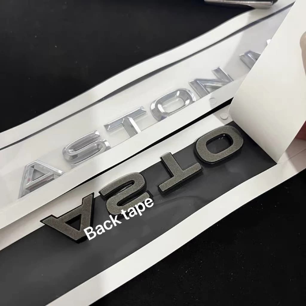 Logo Aston Martin - ASTON MARTIN (en lettres anglaises) - emblème de coffre - autocollant de pare-ch