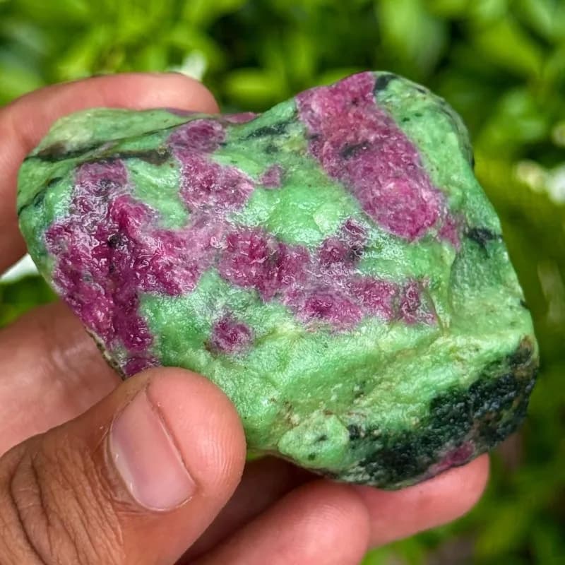 Rubis naturel de haute qualité dans une pierre de Zoisite - pierres brutes rouges et vertes de forme