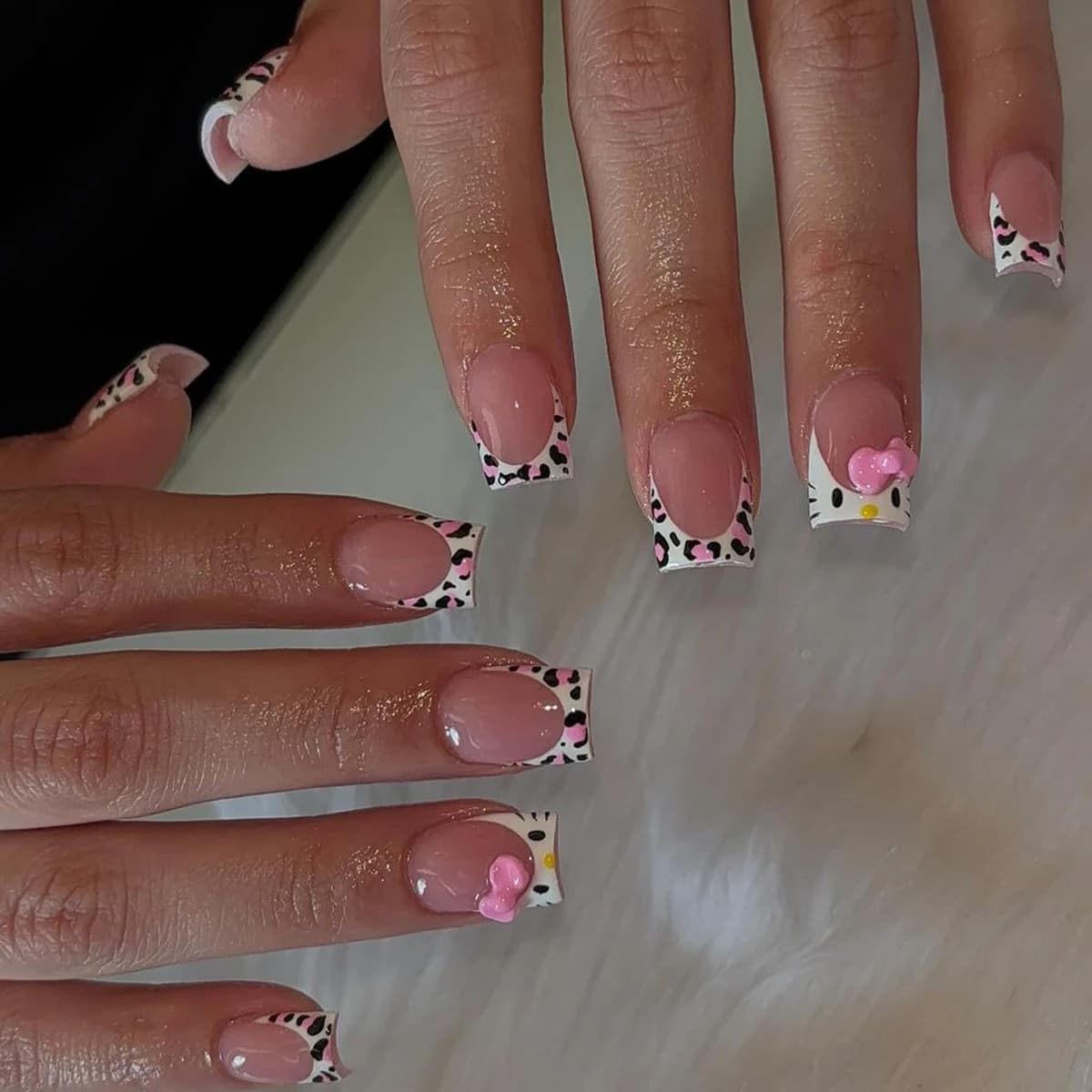 24 ongles carrés moyens rose français mignon dessin animé chat blanc amour camélia Patch pour ongles