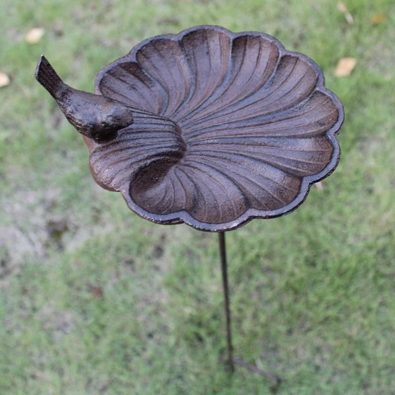 Mangeoire à oiseaux en fonte en forme de coquillage avec longue prise