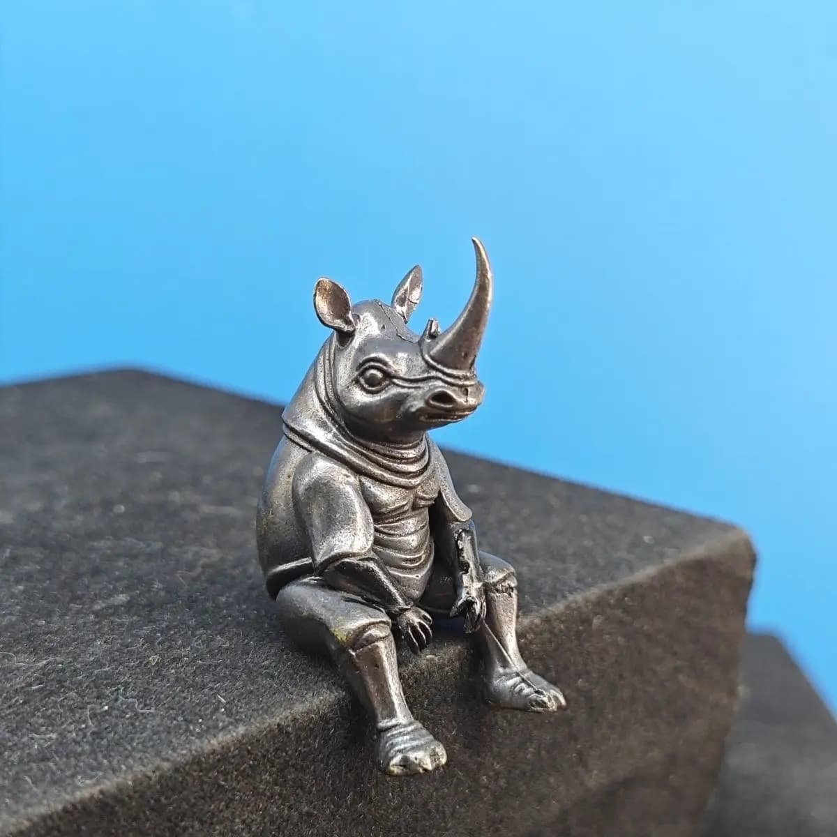 Figurine de rhinocéros assis en laiton Antique, modèle Animal réaliste en métal rétro pour décoration de bureau, Mini ornement de collection