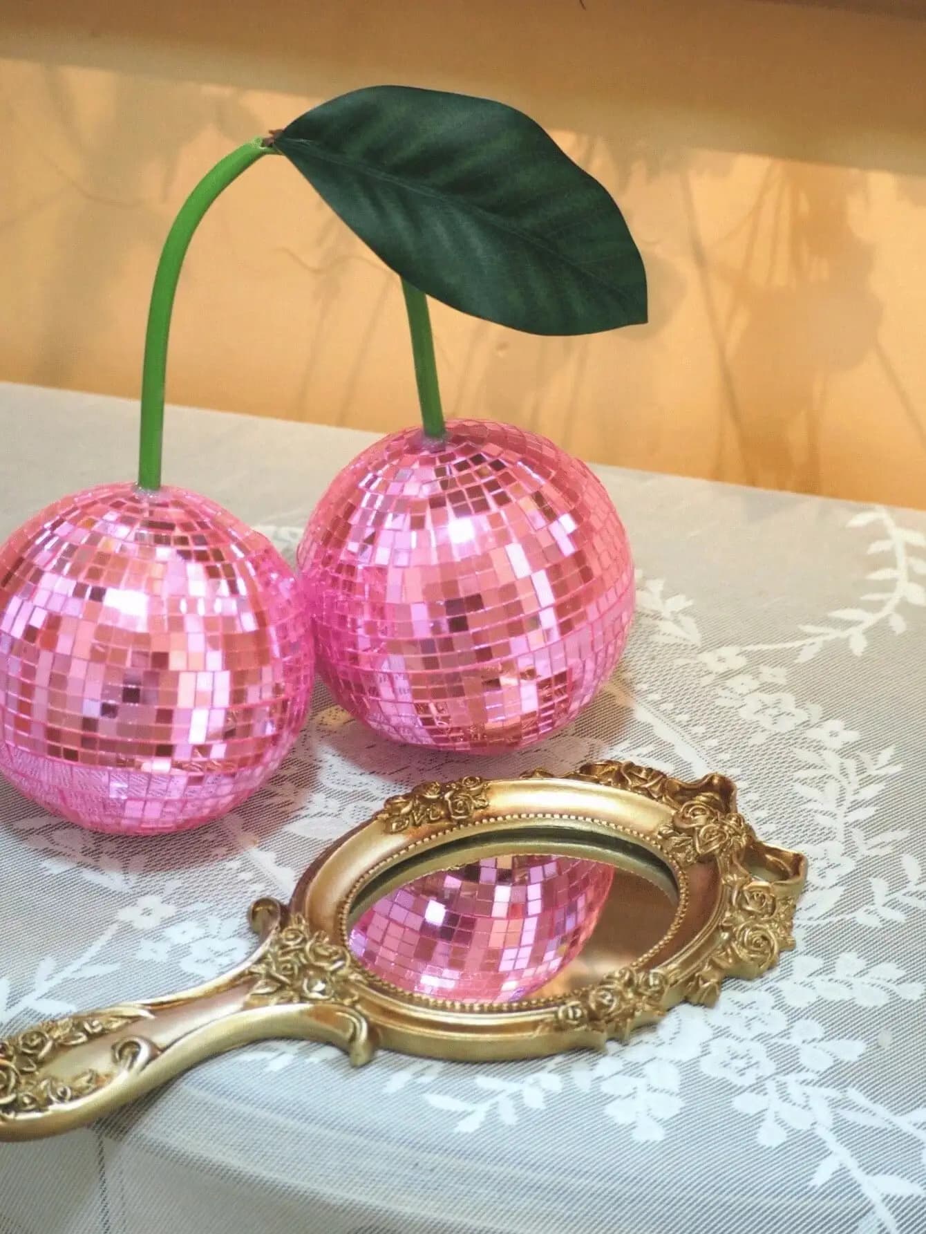 Les cerises disco sont utilisées pour la décoration murale