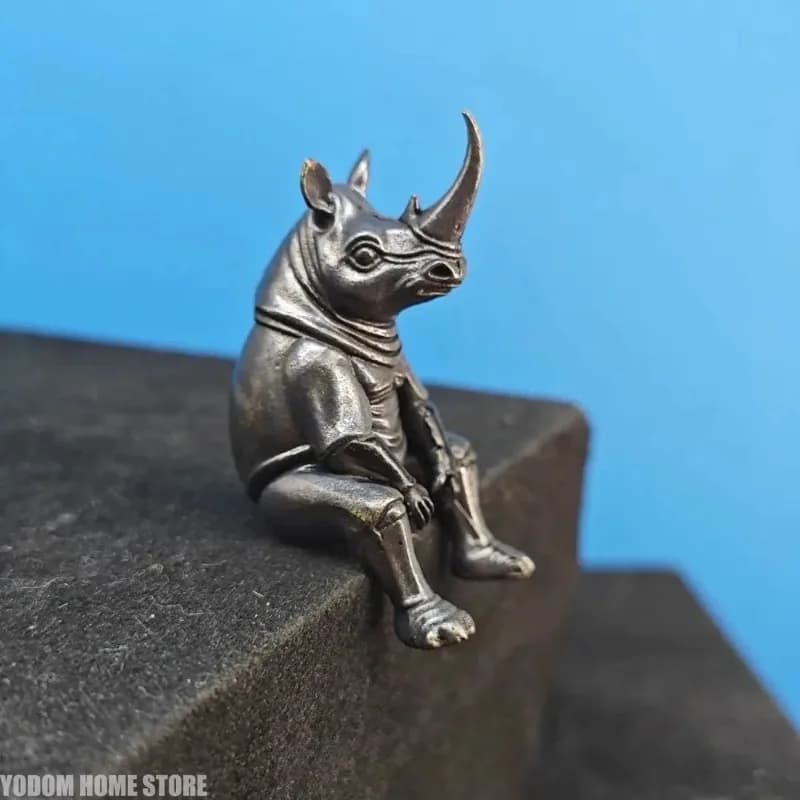 Figurine de rhinocéros assis en laiton antique, modèle rétro en métal réaliste, miniature d'animal, décoration de bureau, jouet de collection, ornement