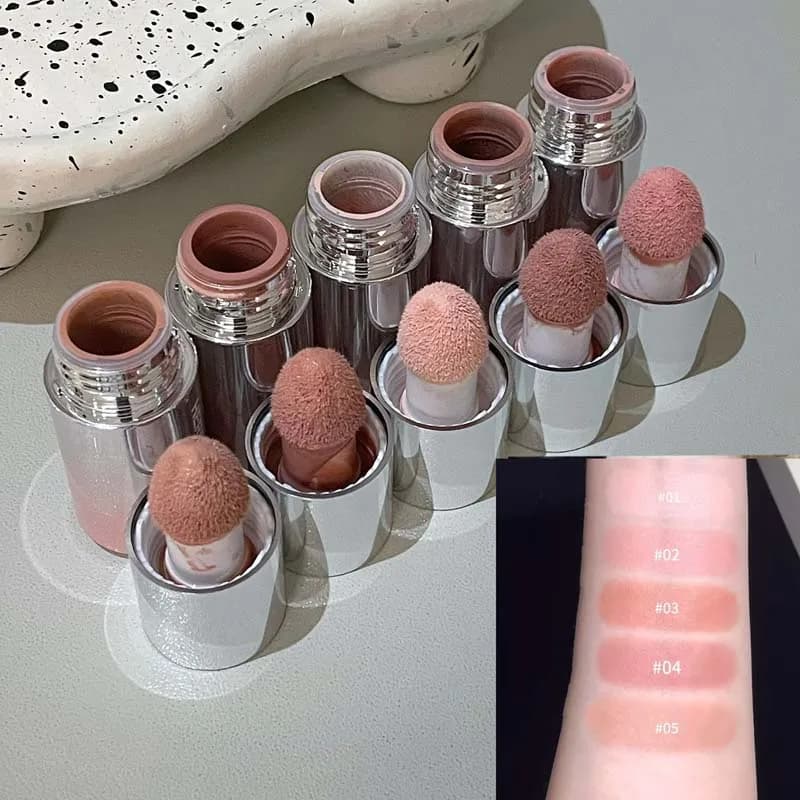 Le fard à joues liquide est lisse