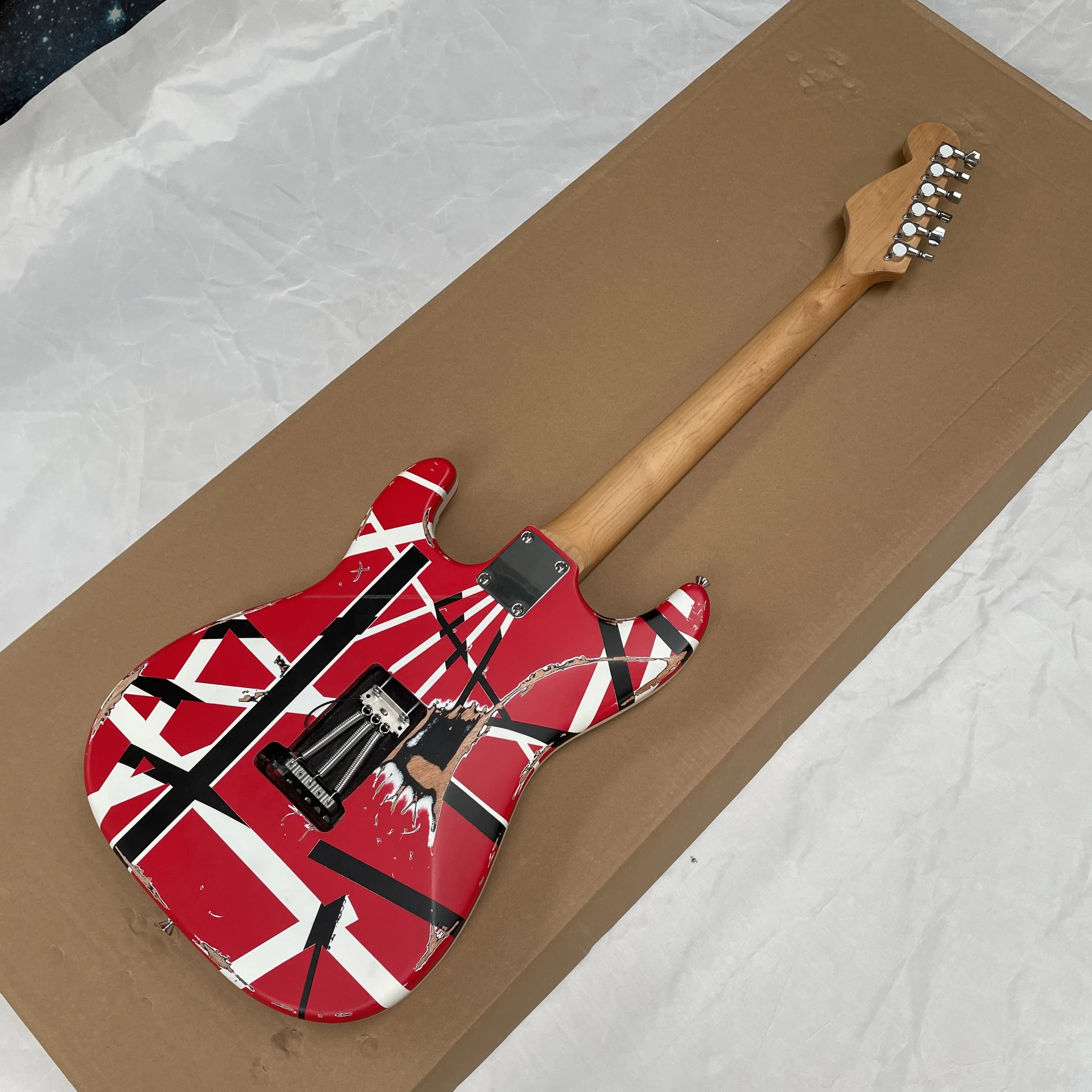 Guitare électrique à 6 cordes de style vintage avec micro SH et système de trémolo