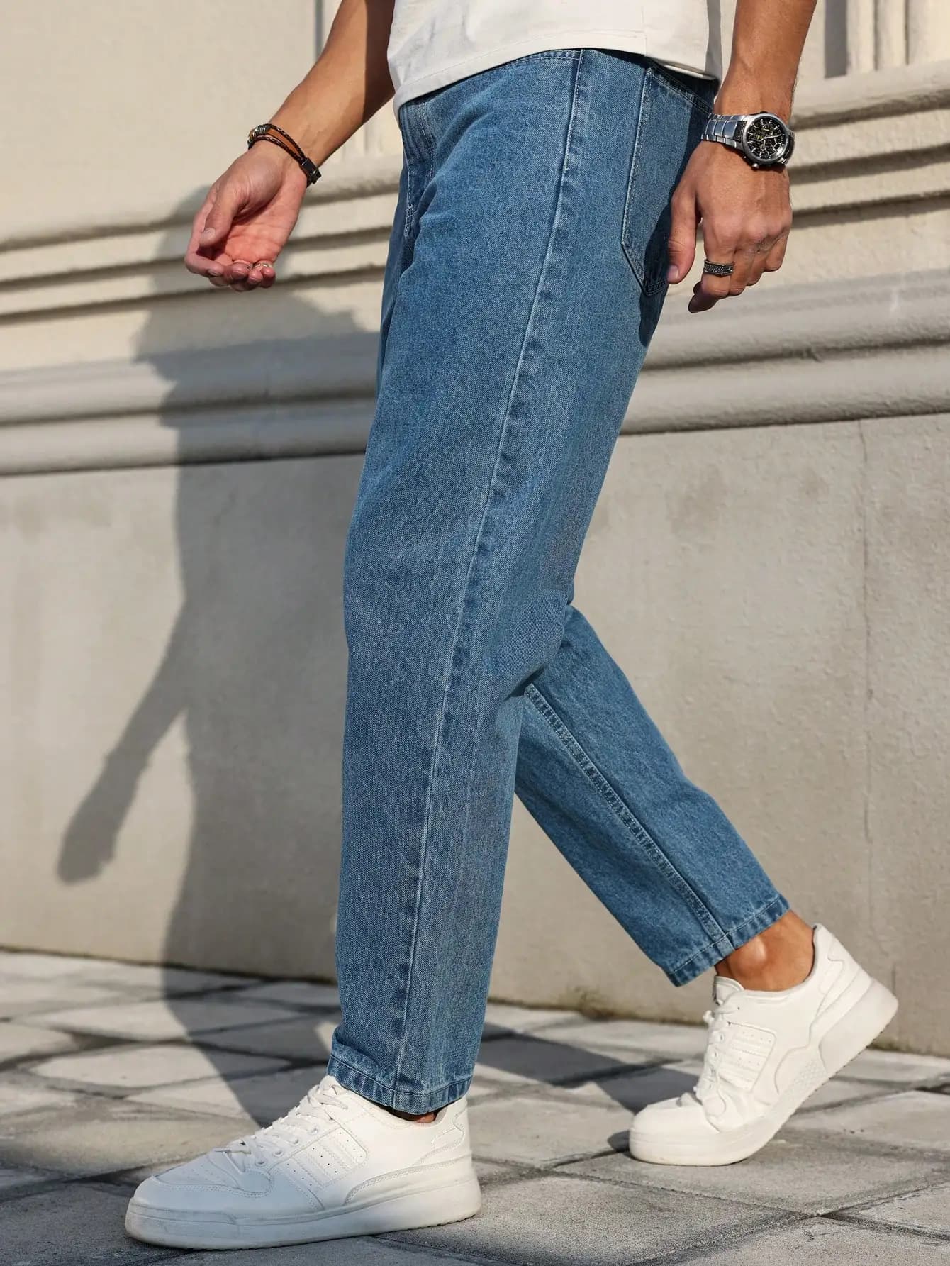 Les jeans pour hommes sont fabriqués en tissu denim bleu classique avec une coupe ample