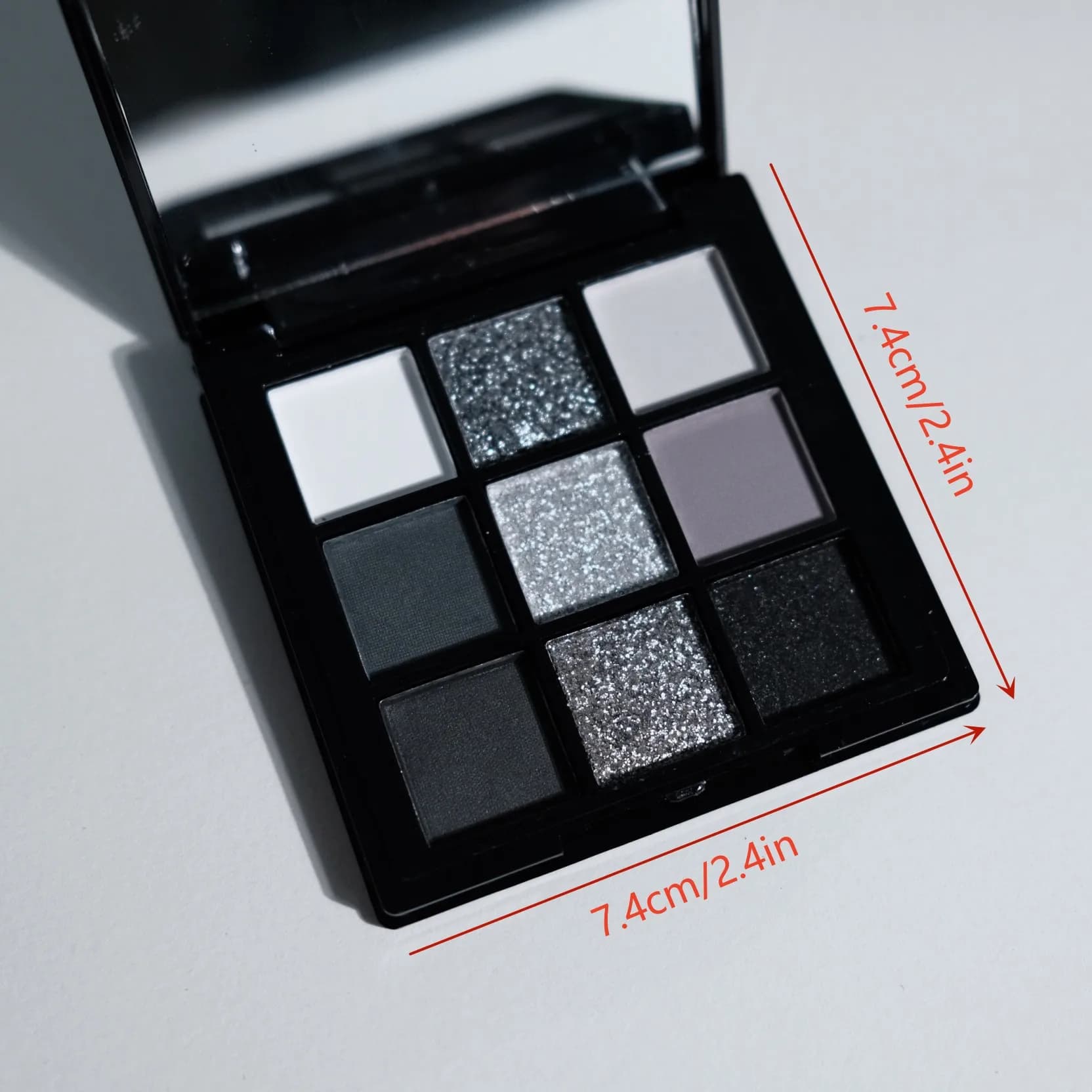 Palette de fards à paupières 9 couleurs, noir foncé, gris argenté, finition scintillante et mate, style smoky, maquillage pour scène, fête, performance
