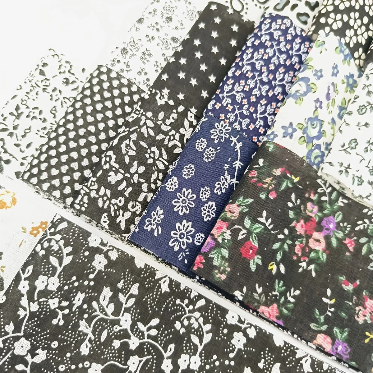 Ensemble de rouleaux de tissu en pur coton imprimé matelassé noir, rouleaux de gelée à motifs de fleurs, patchs carrés décoratifs prédécoupés, bricolage, 40 pièces