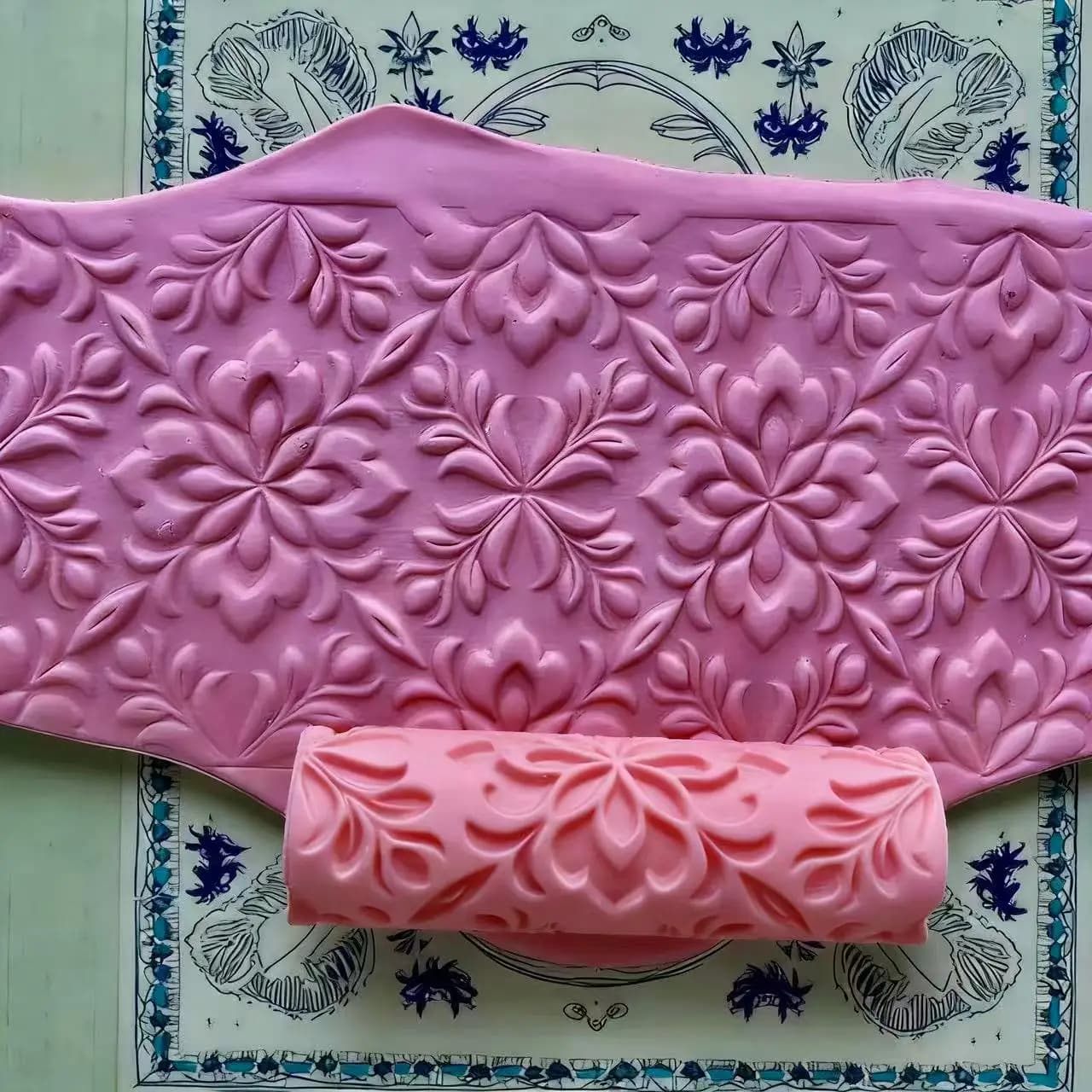 Rouleau à motifs en forme de rose, fabriqué avec une surface en argile texturée, design floral exquis, adapté à la céramique et à l'argile polymère, et
