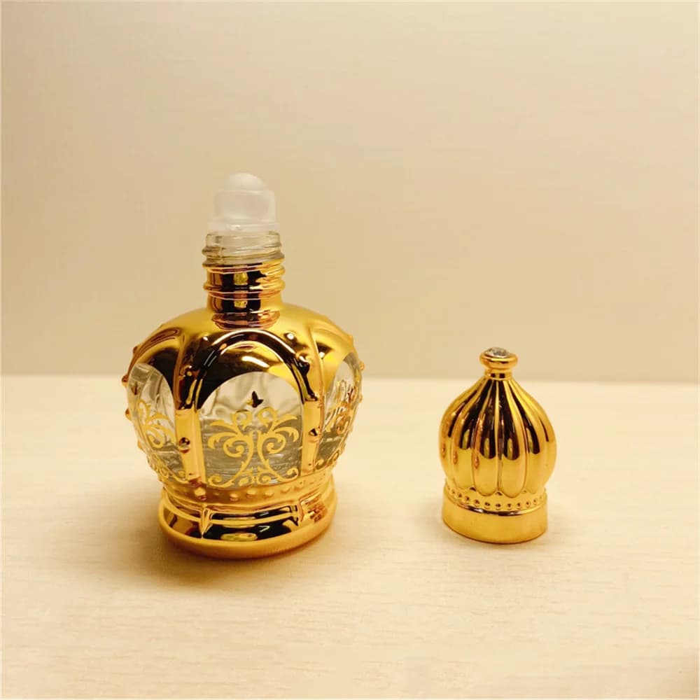 Bouteille d'huile essentielle dorée de luxe