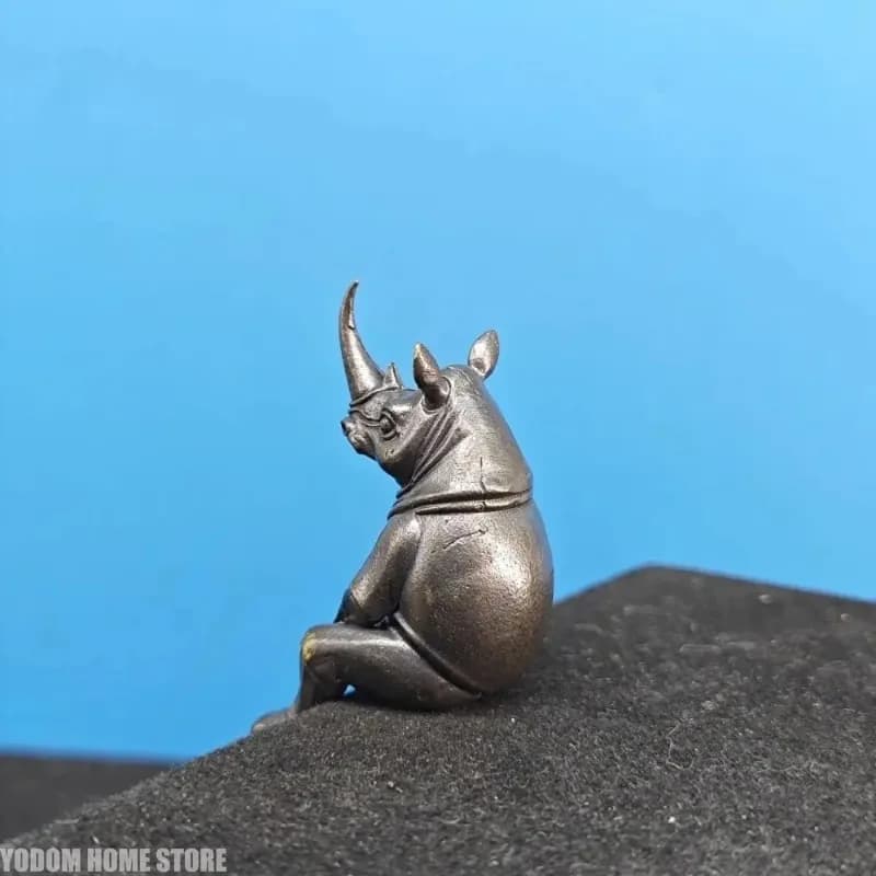 Figurine de rhinocéros assis en laiton antique, modèle rétro en métal réaliste, miniature d'animal, décoration de bureau, jouet de collection, ornement