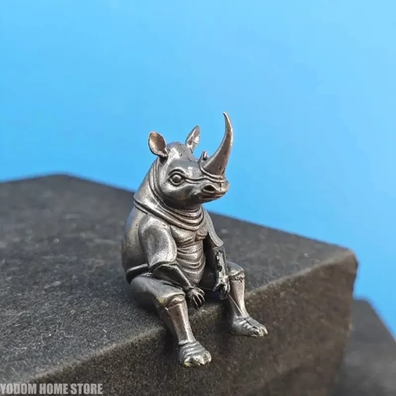 Figurine de rhinocéros assis en laiton antique, modèle rétro en métal réaliste, miniature d'animal, décoration de bureau, jouet de collection, ornement