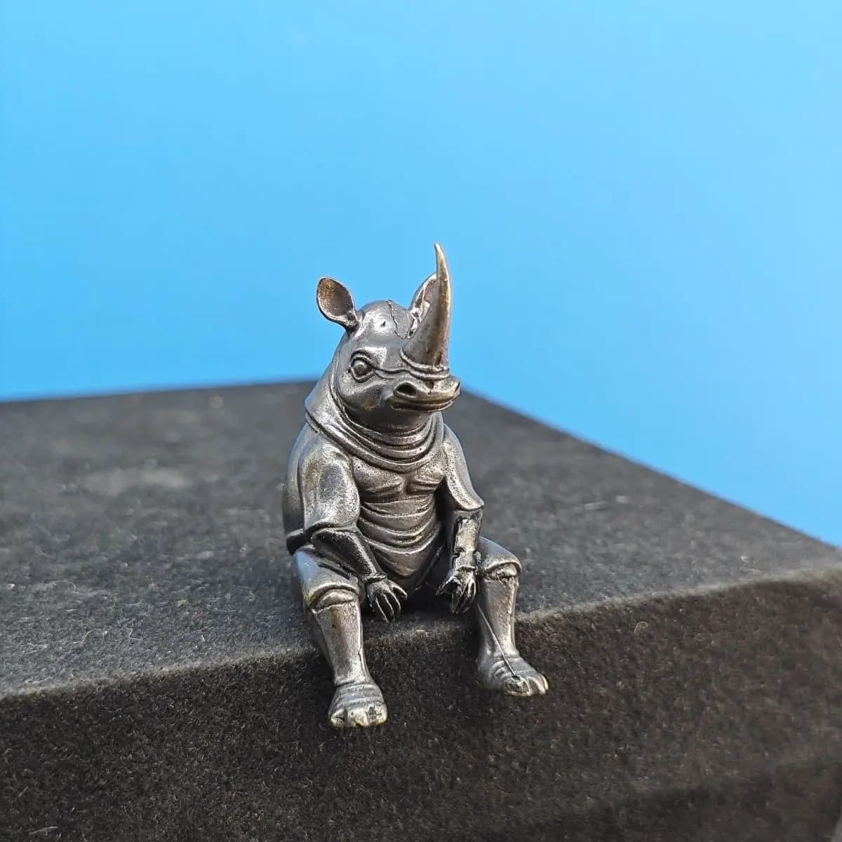 Figurine de rhinocéros assis en laiton Antique, modèle Animal réaliste en métal rétro pour décoration de bureau, Mini ornement de collection