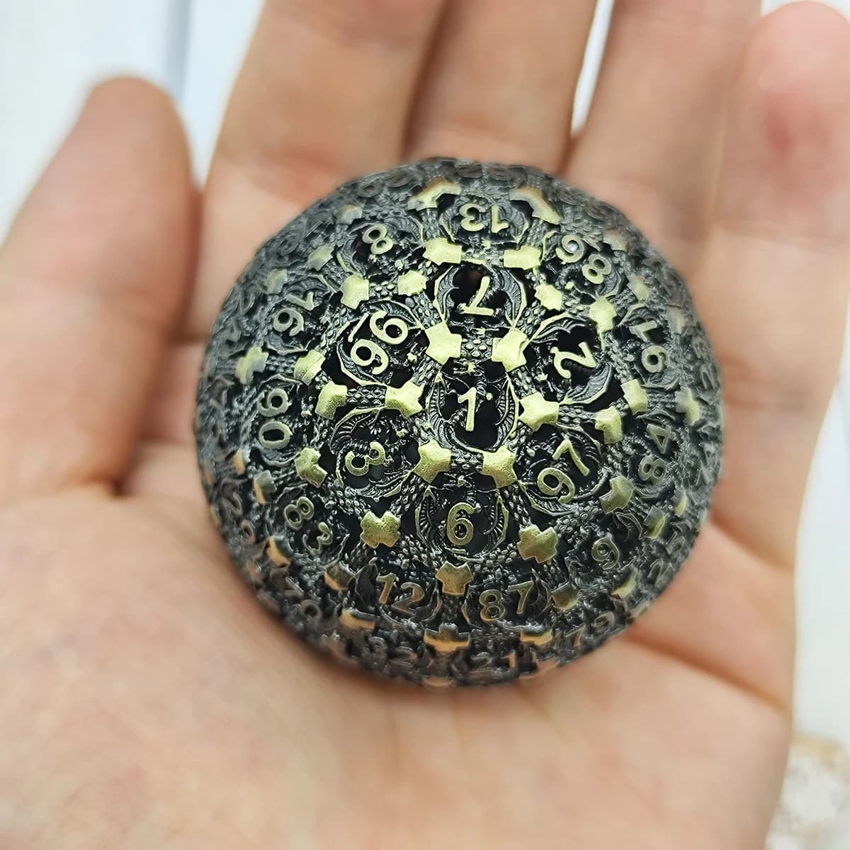 D100 Dés creux en métal pour petits déjeuners, Dragon volant multi-faces, 100 faces, D100 Grands dés creux en métal (1.78 pouces de diamètre)