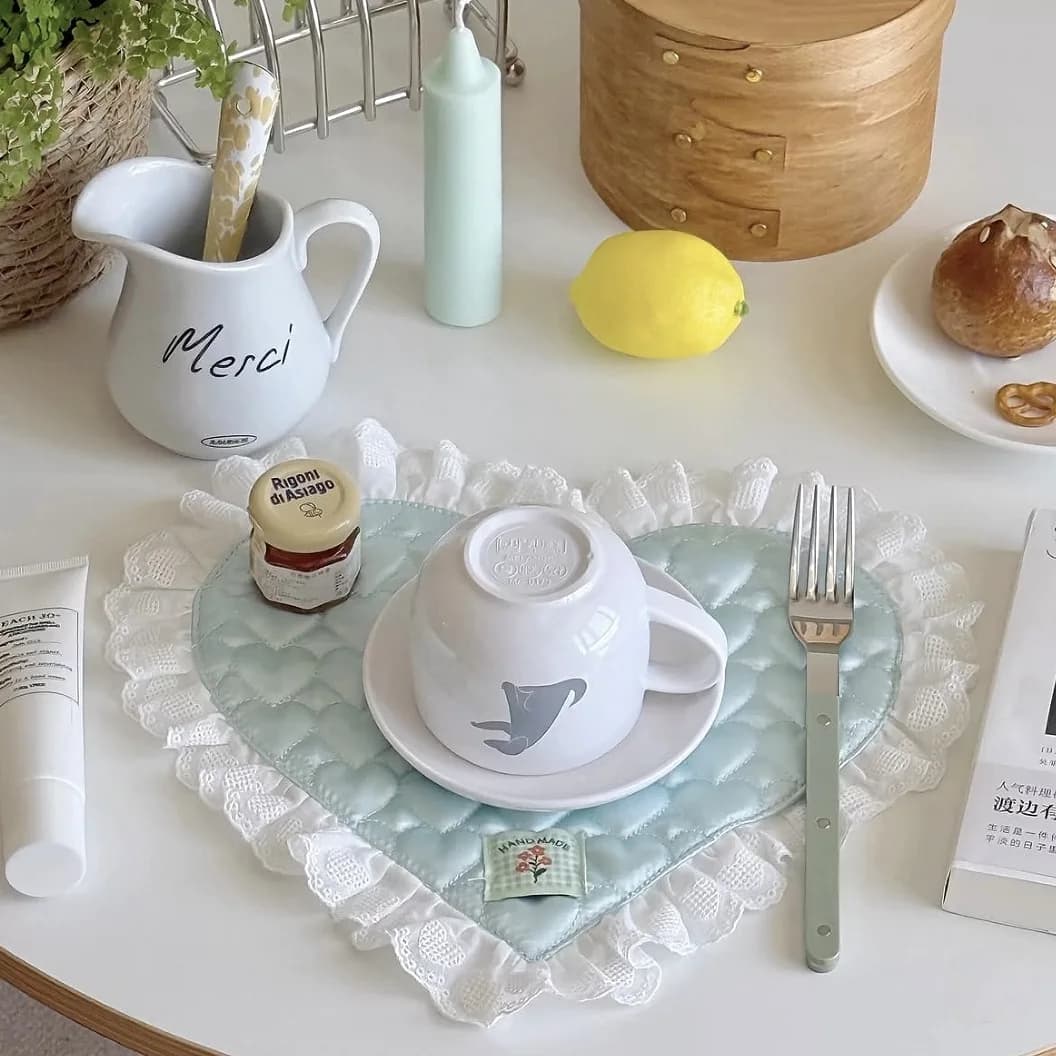 Dessous de verre en dentelle en forme de coeur avec surface satinée