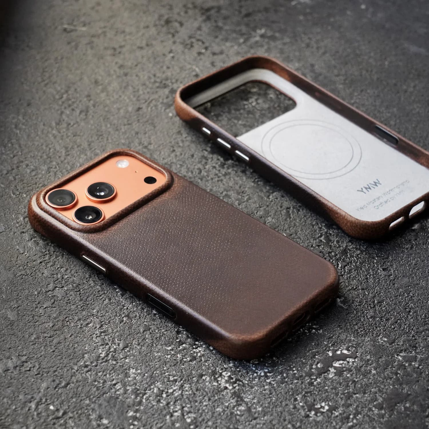 Étui en cuir véritable fait main YMW Horween pour iPhone 17 Pro / 17 Pro Max – Housse de téléphone de luxe en cuir de vachette huilé à effet pull-up pour affaires