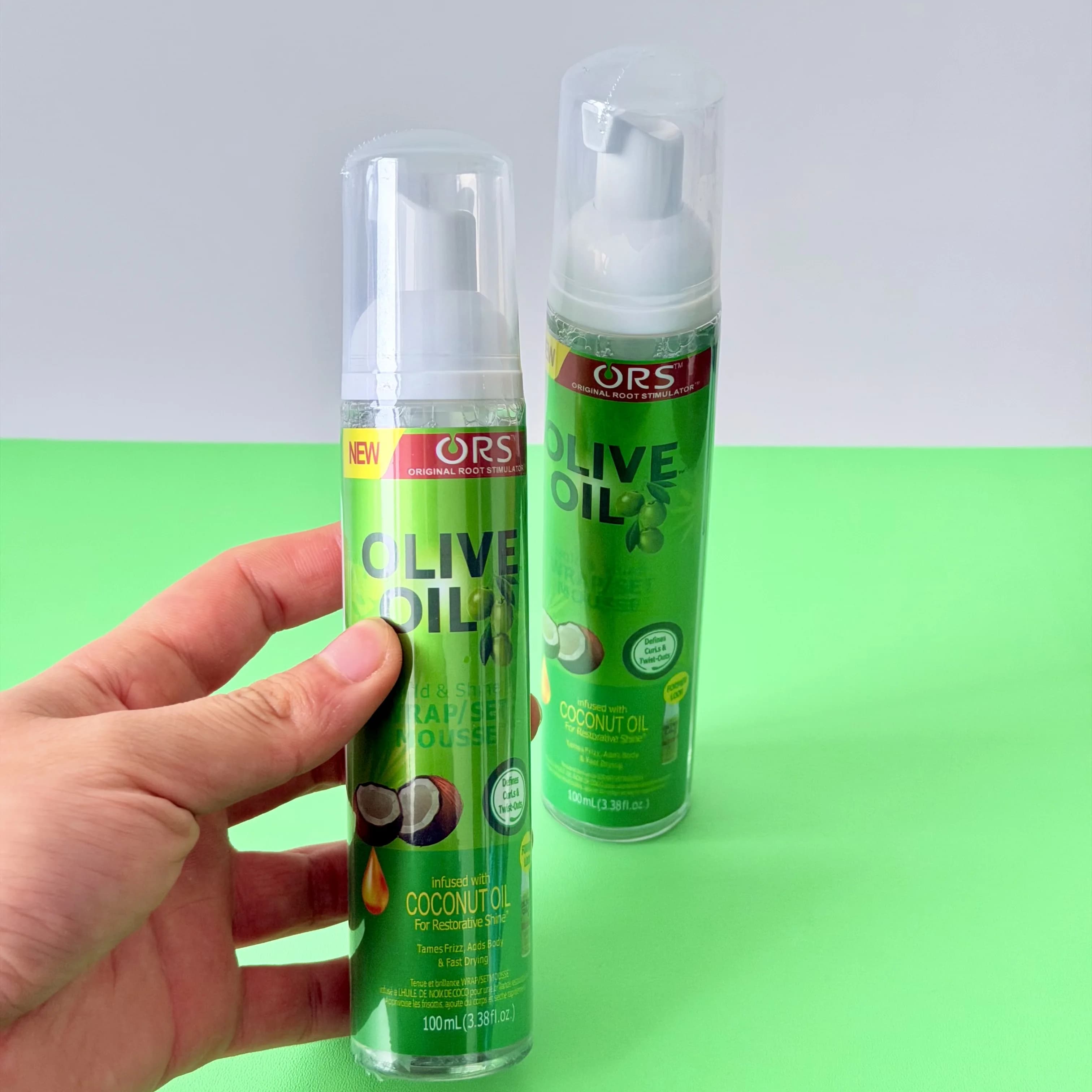 Mousse pour cheveux bouclés (207 ml) pour perruques, mousse coiffante à l'huile d'olive à tenue forte, mousse anti-frisottis pour coiffer les cheveux des femmes