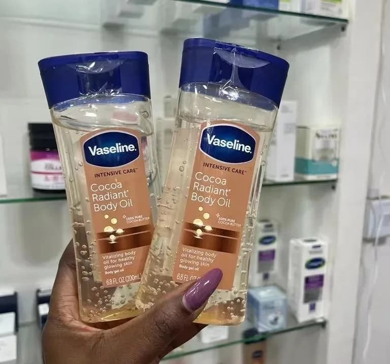 Huile Corporelle Éclatante au Cacao Vaseline 200ml – Soin Hydratant Longue Durée, Huile de Soin Corporel Éclaircissante Anti-Dessèchement, Produit Essentiel pour la Peau