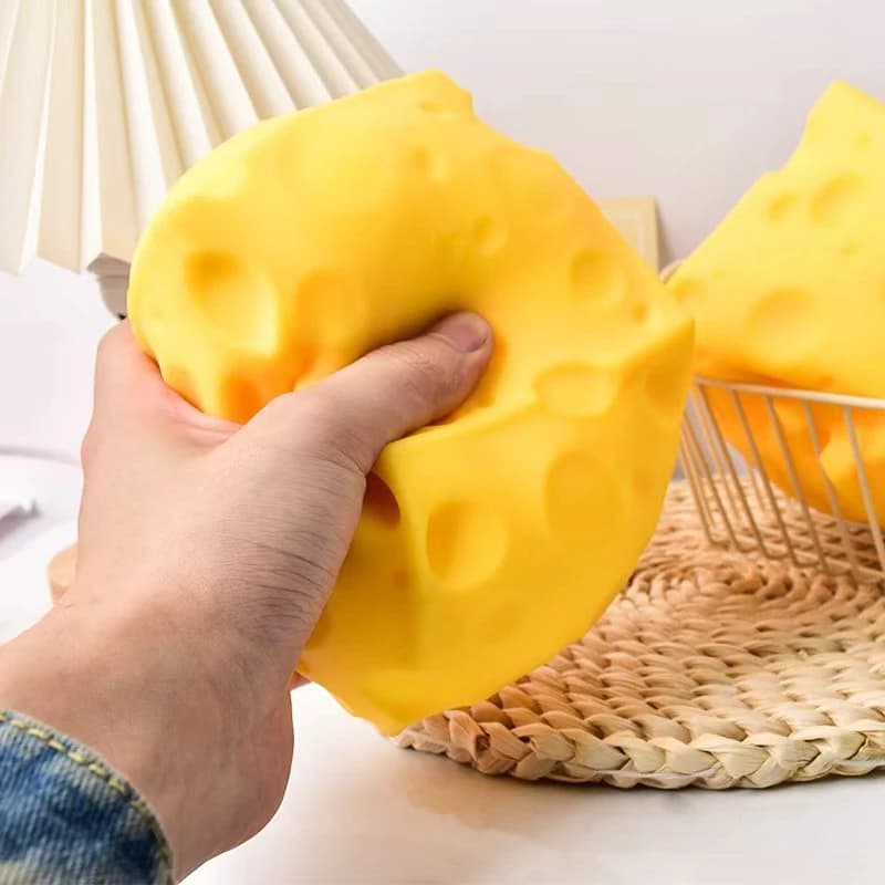 Jouet géant en forme de fromage à presser