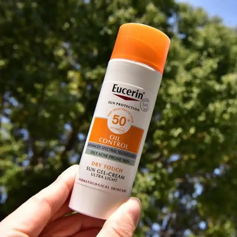 Eucerin Crème solaire visage Oil Control SPF50+ rafraîchissante, mate, non grasse, protection UV pour peaux grasses sujettes à l'acné