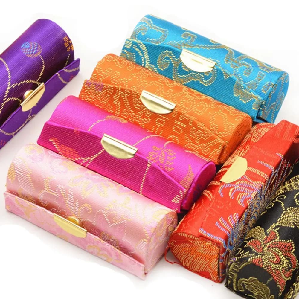 Boîtes de rangement en Satin de soie, boîte de rangement de fleurs brodées, boîte de rouge à lèvres de couleur aléatoire, étui de rouge à lèvres, boîte d'emballage
