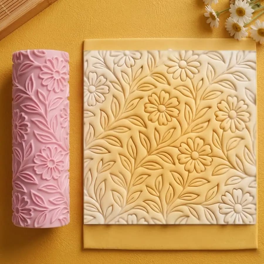 Rouleau de gaufrage Daisy Meadow pour la fabrication de bijoux - Rouleau texturé en plastique contemporain avec motif floral, compatible avec le polymère