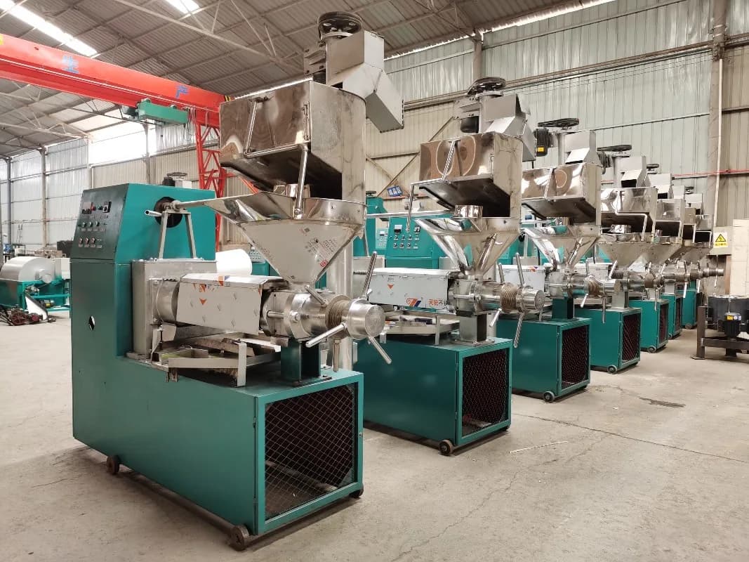Ligne de production d'huile industrielle personnalisée 50-100TD, équipement de fabrication d'huile comestible à grande presse pour le traitement des graines de tournesol et de coton