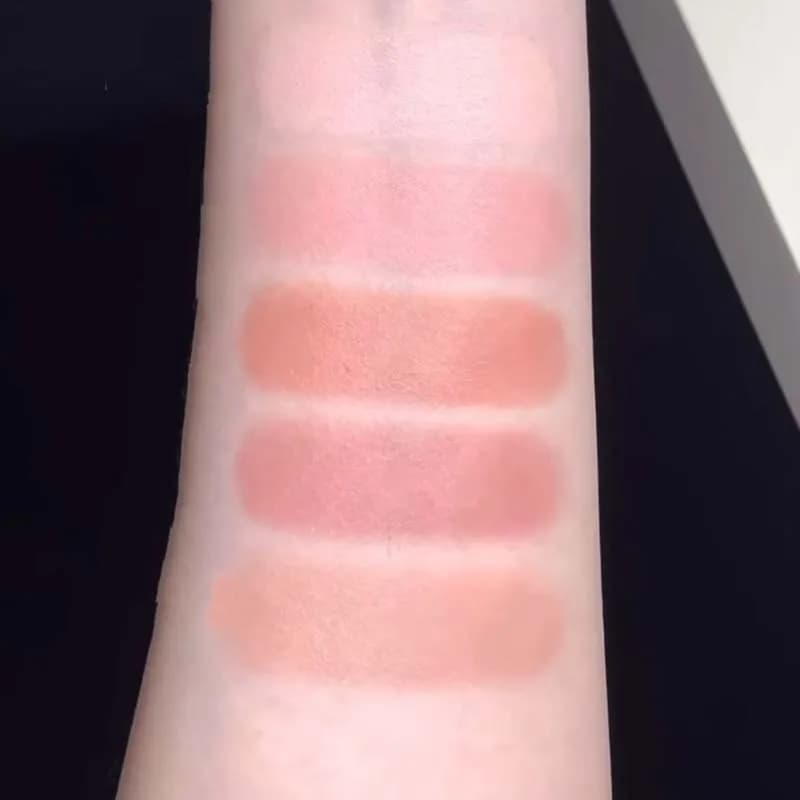 Le fard à joues liquide est lisse
