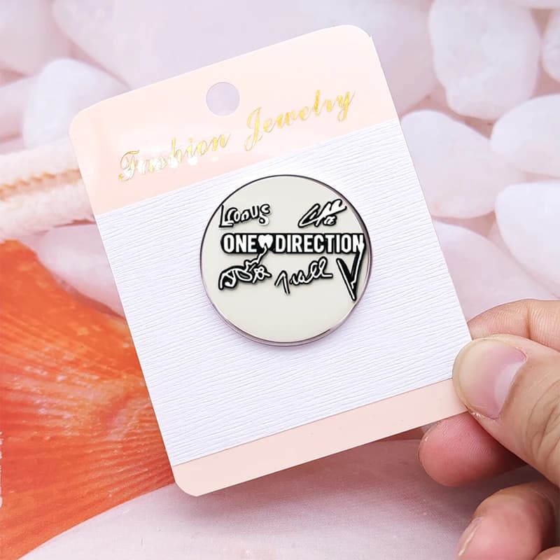Broche de bande Pop One Direction, bande de chanteur à la mode, rouleau Ha, Badge en métal, sac à vêtements, accessoires, bijoux cadeaux pour amis