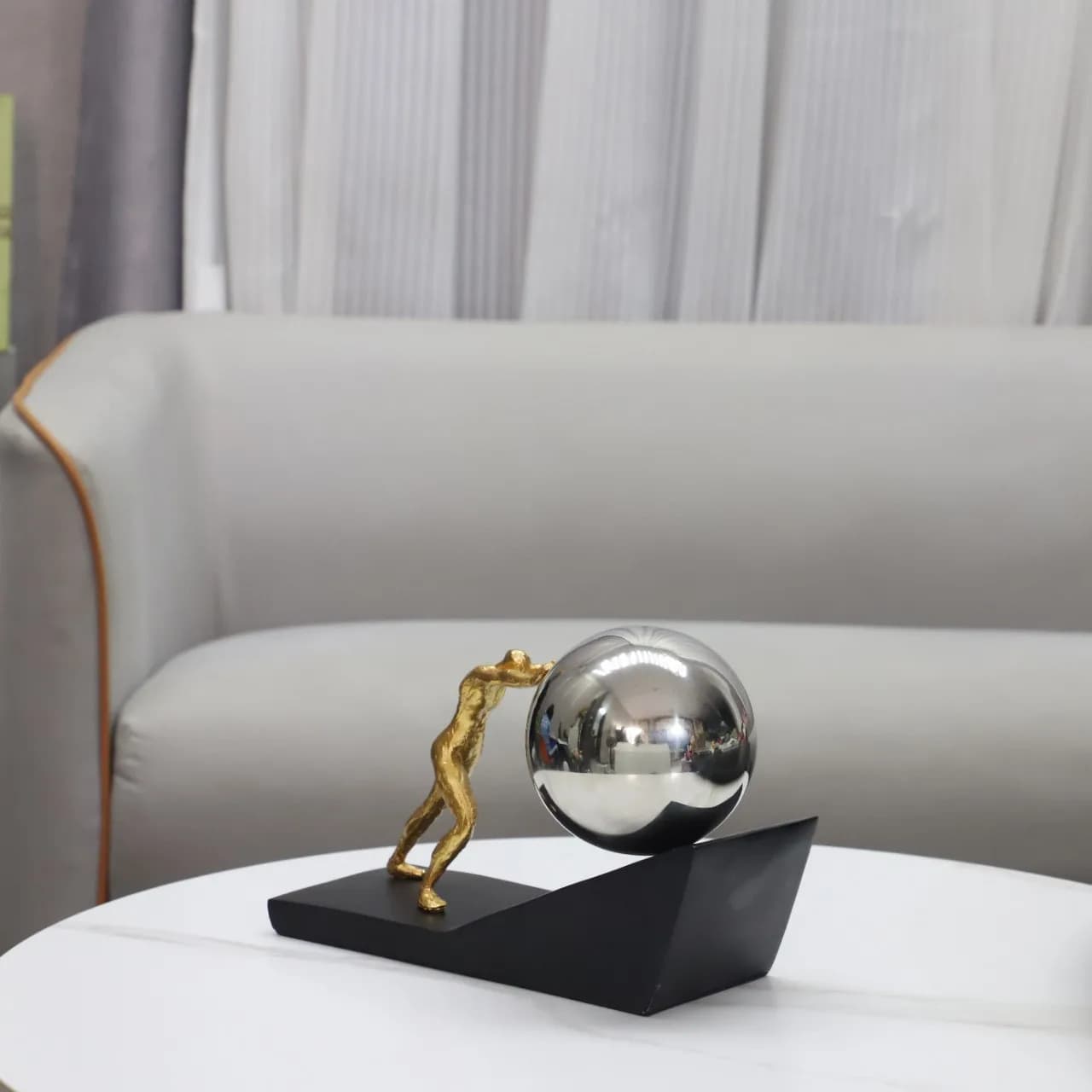 Poussant la boule personnage résine Sculpture bureau décoration ornements figurines mythiques Sisyphus poussé la Statue de pierre roulante