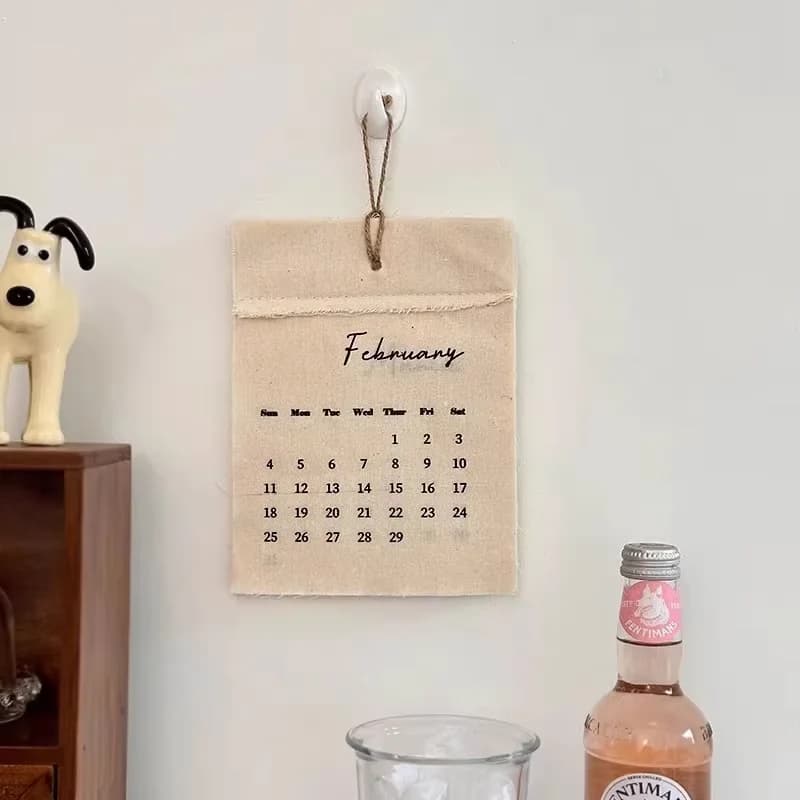 Joli calendrier 2026 créatif en toile avec crochets