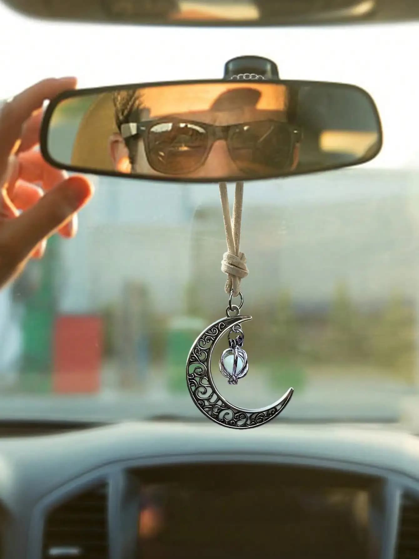 Ornement suspendu de voiture pendentif lune lumineuse – Design croissant creux, incrusté de pierre lumineuse, décor de rétroviseur élégant